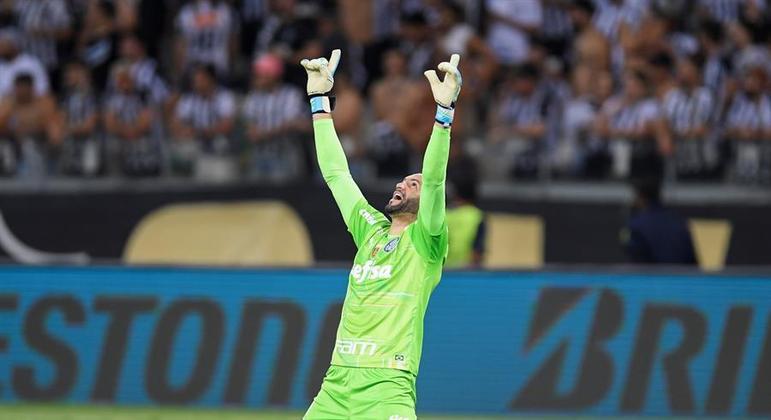 Weverton comemorando classificação do Palmeiras à final da Libertadores
