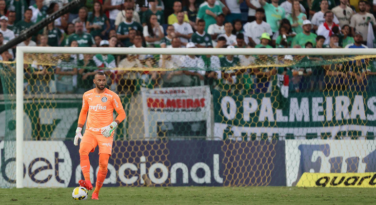 Weverton domina a bola durante o empate entre Palmeiras e Cuiabá pelo Brasileirão 2022