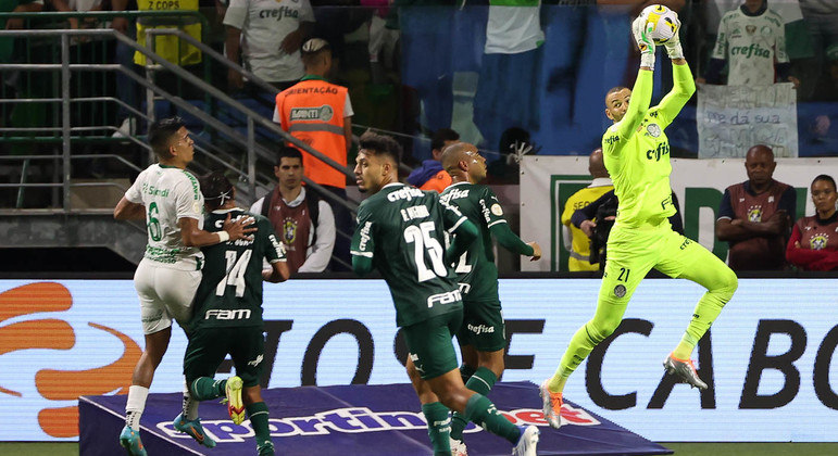 Weverton defende a bola durante a vitória do Palmeiras sobre o Cuiabá pelo Brasileirão