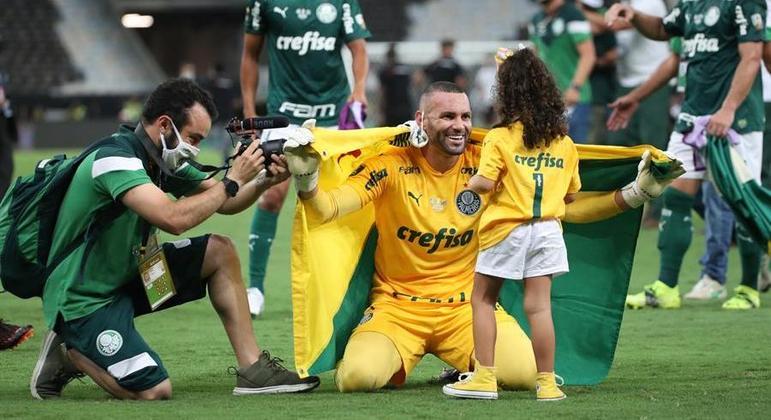 Weverton comemorou o título da Libertadores ao lado da filha