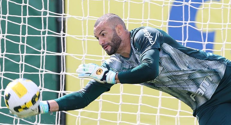 O bom goleiro WEVERTON tem problemas com pênaltis,tem que treinar mais