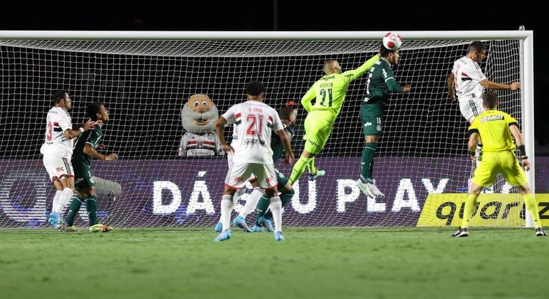 Palmeiras supera São Paulo no Morumbi e garante classificação