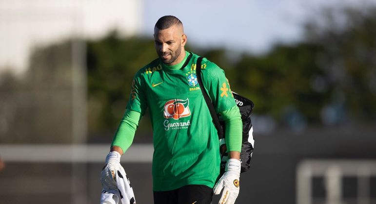 Weverton foi cortado do Brasil por conta de um trauma na mão esquerda e volta ao Palmeiras