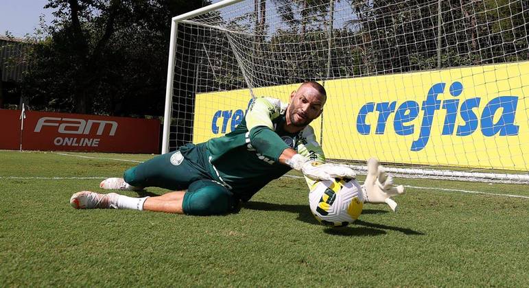 Goleiro Weverton encerra preparação para o dérbi contra o Corinthians pelo Brasileirão 2022