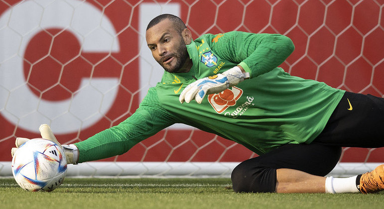 Weverton defende a bola em treino pela seleção brasileira durante os amistosos pela Ásia