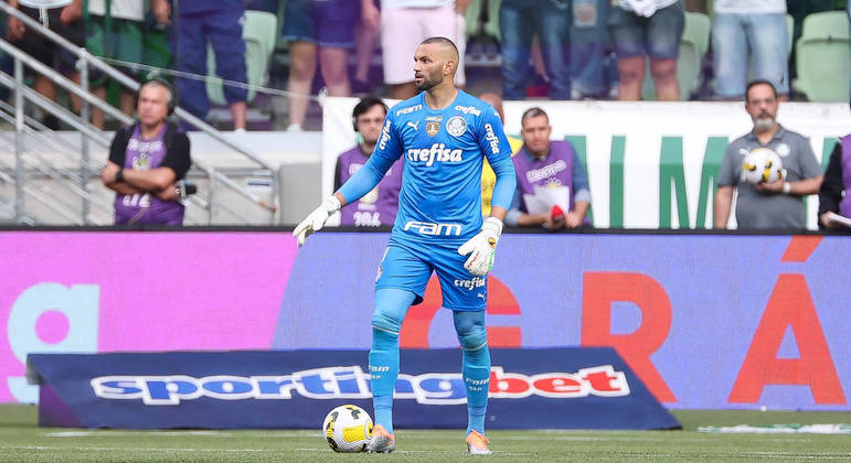 Weverton domina a bola durante a vitória do Palmeiras sobre o Internacional no Allianz Parque