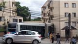 Ônibus da Viação Grajaú bate em carros e invade condomínio no Capão Redondo