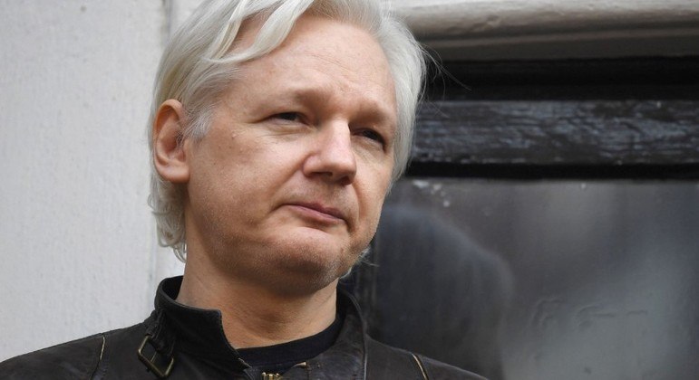 Julian Assange aparece na varanda da Embaixada do Equador em Londres