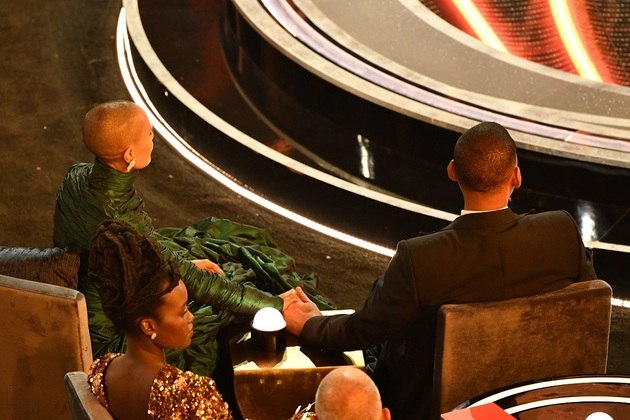 Durante a entrega dos prêmios, no domingo (27), Chris Rock fez uma piada sobre a aparência da esposa de Will Smith, Jada Pinkett Smith, que sofre de alopecia — doença que provoca perda de cabelo