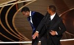 A noite mais importante de Hollywood foi marcada por um incidente que deixou todos atônitos: quando Will Smith, que no fim da cerimônia venceu o prêmio de Melhor Ator por King Richard: Criando Campeãs, deu um tapa no rosto do comediante Chris Rock no palco, antes de retornar para o lado da esposa, Jada Pinkett Smith. 'Mantenha o nome da minha mulher fora da p**** da sua boca', gritou Smith, o que levou os produtores a cortar por vários segundos o áudio da transmissão pela TV nos Estados Unidos