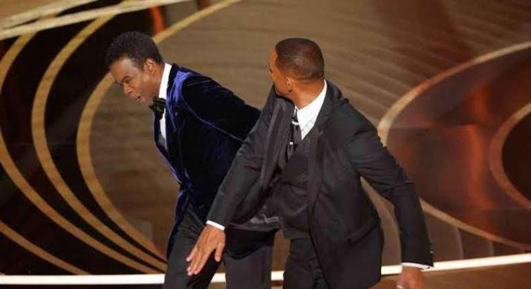 Will Smith deu um tapa no rosto de Chris Rock após piada com a mulher dele