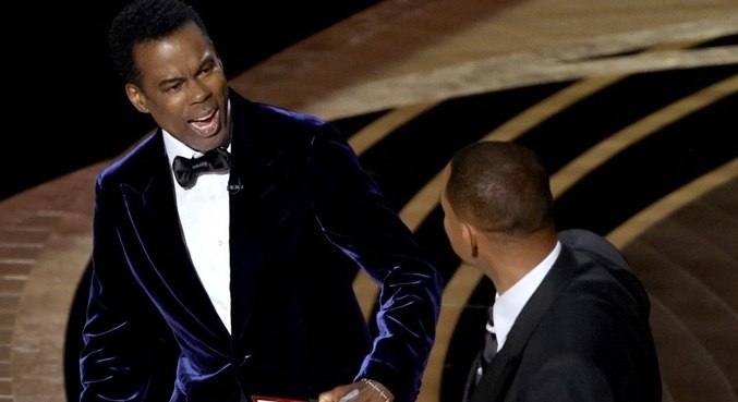 Will Smith deu tapão no rosto de Chris Rock durante a cerimônia do Oscar 2022
