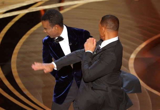 A noite mais importante de Hollywood foi marcada por um incidente que deixou todos atônitos: quando Will Smith, que no fim da cerimônia venceu o prêmio de Melhor Ator por King Richard: Criando Campeãs, deu um tapa no rosto do comediante Chris Rock no palco. O episódio de agressão, que completa uma semana neste domingo (3), segue repercutindo ao redor de todo o mundo. Veja tudo o que aconteceu ao longo dos últimos sete dias!