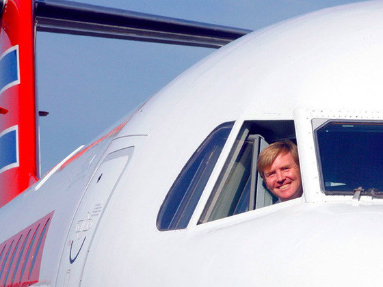 Willem-Alexander - O rei da Holanda, que assumiu o trono em 2013, trabalhou por 21 anos de forma camuflada como piloto de avião da KLM. Ele atuava como co-piloto duas vezes por mês sem que os passageiros soubessem. Diz que voar é 
