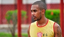 Jogador que agrediu árbitro com chute recebe liberdade provisória