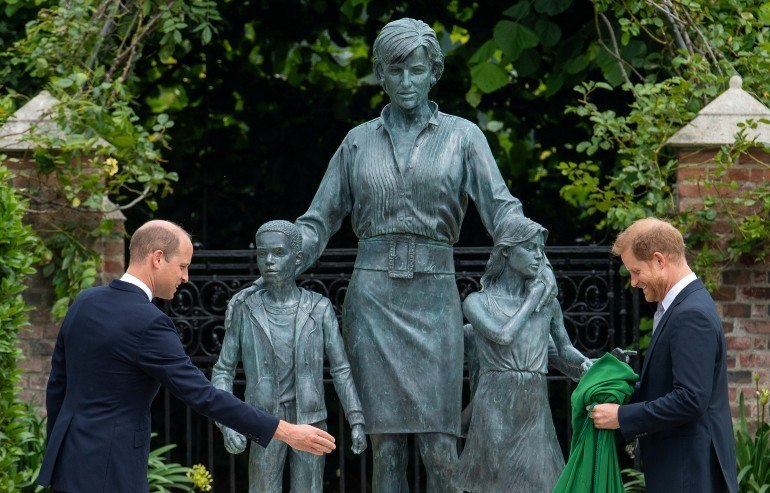 William e Harry revelaram juntos a estátua em homenagem à mãe, a princesa Diana