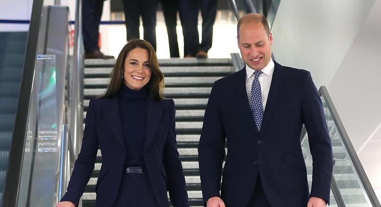 William e Kate Middleton desembarcam em Boston, nos EUA