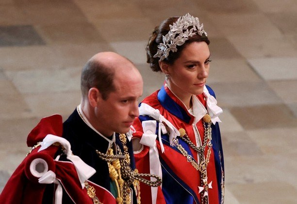 Diferentemente de Harry e Meghan, William e Kate levam uma vida mais discreta e tentam se manter ao máximo fora dos holofotes dos tabloides. Mas, ainda assim, um rumor bombástico envolvendo o casal veio à tona este ano: a de que William estaria traindo Kate com a melhor amiga dela, Rose Hanbury, uma nobre britânica que já se destacou como modelo. O rumor ganhou força em fevereiro, após a revista portuguesa Flash! alegar que o príncipe de Gales teria ficado com a amante no Dia dos Namorados, comemorado no Reino Unido e em vários do países do mundo em 14 de fevereiro. Segundo o portal de notícias Metro World News, Kate teria conhecimento da infidelidade de William