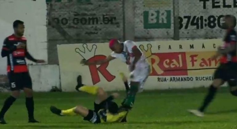 William Ribeiro, no momento em que desfere o chute na nuca do árbitro caído