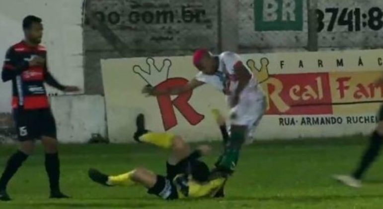 Willian Ribeiro chutou violentamente a cabeça do árbitro caído. Poderia ter matado o juiz