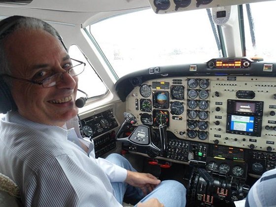 William Waack - O jornalista brasileiro, 69 anos, tem brevê de piloto desde  os 54 anos. Ele costuma comentar sobre questões técnicas nas coberturas sobre acidentes aéreos, expondo seu conhecimento do tema. 