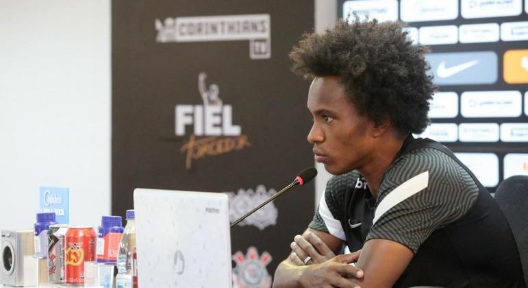 Meia Willian em entrevista coletiva pelo Timão