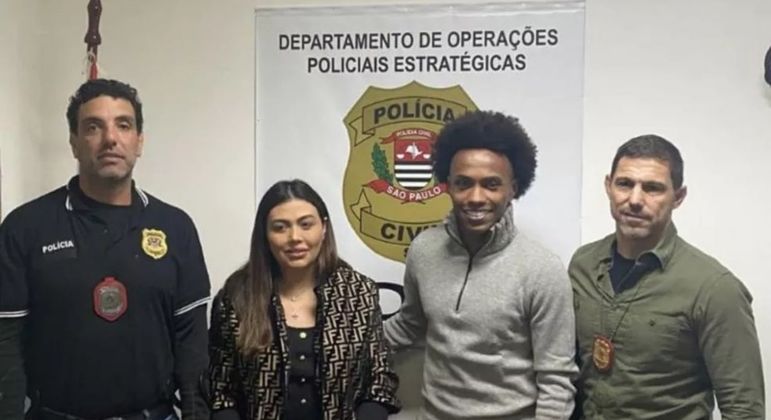 Willian, na Polícia Civil, prestando queixa diante da ameaça de morte que recebeu
