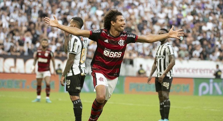 Willian Arão comemorando gol no duelo entre Ceará e Flamengo, no Campeonato Brasileiro 