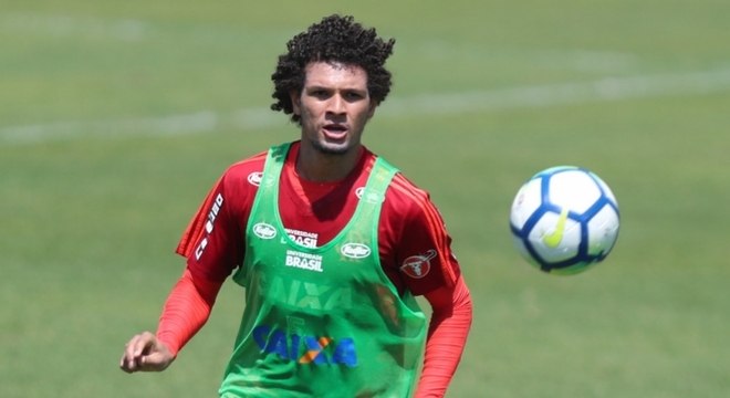 Willian Arão, em junho, quase deixou o Flamengo rumo à Grécia, mas o Olympiacos não apresentou as garantias financeiras ao meia e o negócio travou. Desde então, o jogador recuperou seu espaço no time, terminou a temporada como titular e terá seu contrato prorrogado por dois anos. A nova diretoria e o atleta conversaram e entraram em acordo na última semana (Foto: Gilvan de Souza/Flamengo)