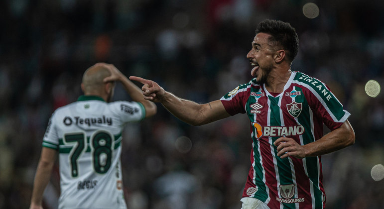 Willian Bigode comemora gol marcado na vitória do Fluminense por 5 a 2 contra o Coritiba