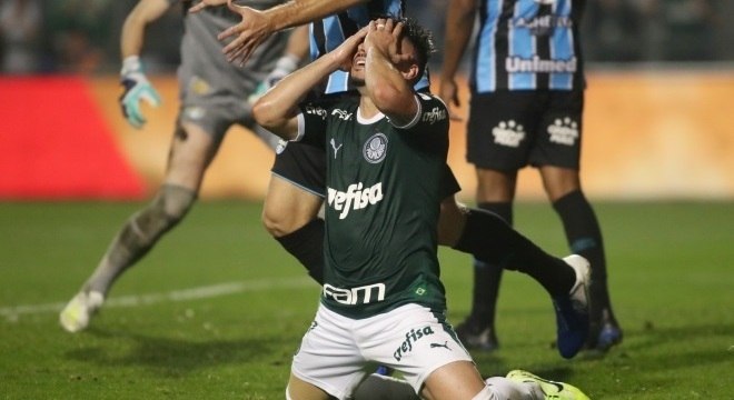 Willian lamenta chance desperdiçada pelo Palmeiras contra o Grêmio