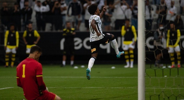 Willian comemora seu primeiro gol com a camisa do Timão após seu retorno