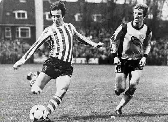 Willy van der Kuijlen - PSV - Outro grande nome do futebol holandês, Willy van der Kuijlen teve grandes atuações com a camisa do PSV e se tornou o maior artilheiro da história do clube ao marcar 326 gols em 549 partidas.