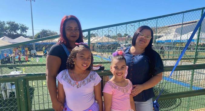 Wilma de Sousa e sua filha Beatriz de Sousa (de roxo) e Maria Ivonete Lima e sua filha Alicia Sofia (de rosa) 