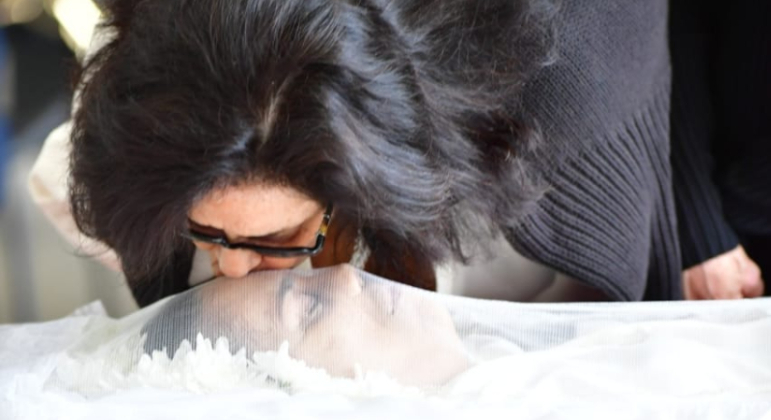 Wilma Petrillo, viúva de Gal Costa, beija o corpo da cantora no vélorio realizado em São Paulo