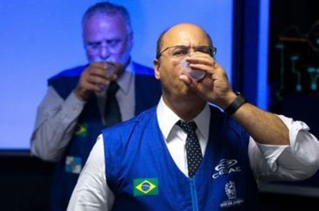 Governador tomou água e disse que ela é própria para o consumo