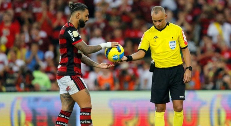 Revolta do Flamengo com Wilton Pereira Sampaio desvia o foco do fraco futebol contra o Palmeiras