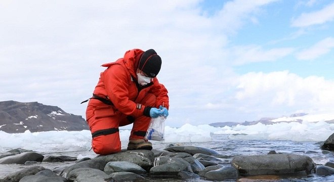 Pesquisador coleta amostras nas rochas da Antártica