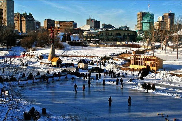 Winnipeg (Canadá) - A 239m de altitude, ocupa 464 km². Tem 705 mil habitantes. Fica a 2.100 km de Ottawa. Patinação no gelo é uma das atividades mais populares no inverno.  