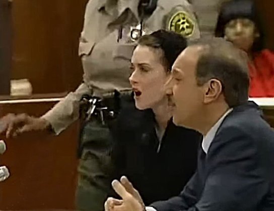 Winona Ryder - Em 2001, foi detida após furtar roupas numa loja em Los Angeles. Pagou fiança e foi liberada, mas respondeu pelo crime: condenada a 3 anos de condicional e multa de US$ 7 mil pelo material somado com multa. 