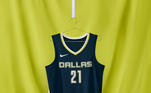 Dallas Wings - camiseta número 1: O uniforme apresenta detalhes laterais prontos para o voo e uma paleta de tons azuis claros, verdes neon e branco que inspira velocidade