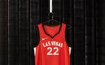Las Vegas Aces -  camiseta número 1: Detalhes de diamante estampados na frente e nas costas do uniforme, combinados com acabamento em ouro e letras grandes, parecem clássicos e modernos