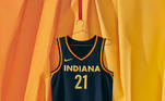 Indiana Fever -  camiseta número 1: Inspirado em Lady Victory, o uniforme integra detalhes em forma de faixa nas laterais. Cada um apresenta 19 estrelas - uma alusão à bandeira do estado e ao lugar de Indiana como o 19º membro da união