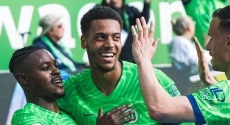 Jogadores do Wolfsburg comemoram gol sobre o Bochum