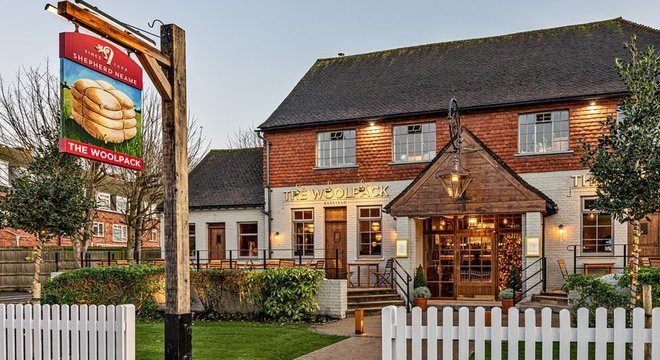 The Woolpack, pub do grupo Shepherd Neame; setor se queixa do governo e prevê meses de dificuldades