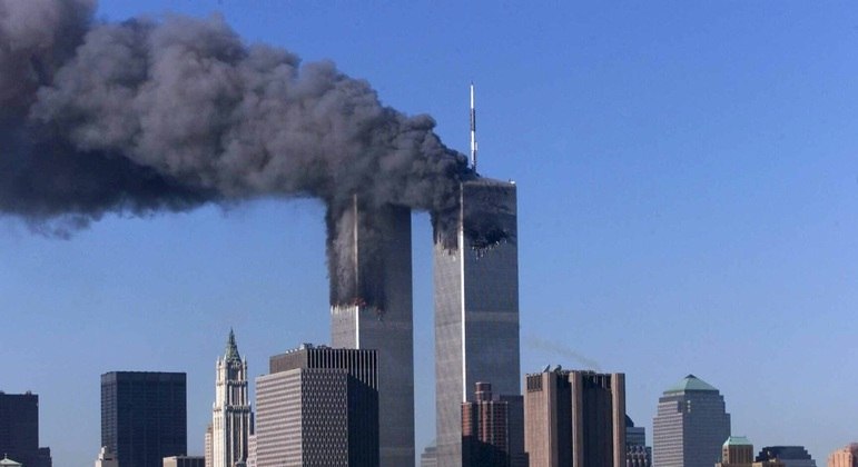 Ataques de 11 de setembro foram causados por lançamento de aviões contra edifícios