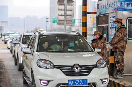 Policiais bloqueiam estradas na saída de Wuhan
