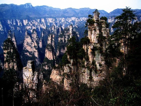 Wulingyuan (China) - Mais de 3 mil pilares de arenito, muitos com mais de 200 metros de altura, se erguem numa vasta extensão, como se tivessem sido esculpidos por gigantes. Duas pontes de pedra parecem flutuar entre pilares envoltos por névoa durante boa parte do tempo. Segundo os geólogos, há 300 milhões de anos esta região era um oceano. 