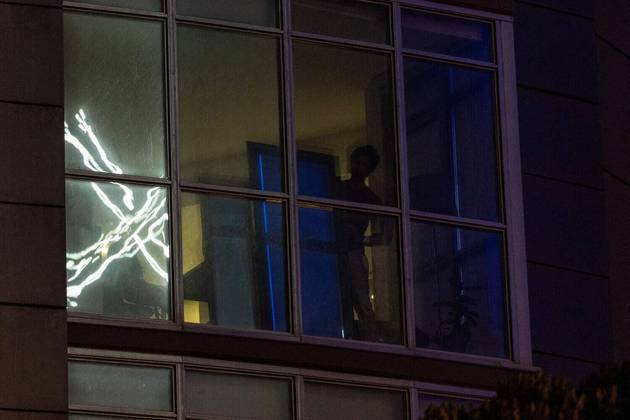 Tudo porque a iluminação fortíssima da fachada, em São Francisco, nos Estados Unidos, atrapalhava o sono dos vizinhos. Além disso, a obra foi feita sem autorização