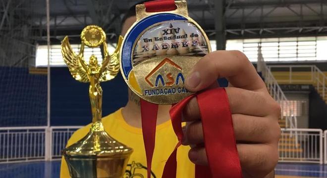 Federação Internacional de Xadrez repreende campeão por abandonar